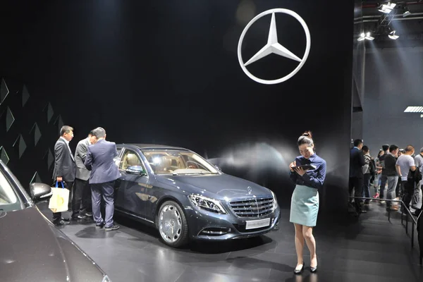 Návštěvníci Podívat Mercedes Maybach 600 Shanghai International Automobilového Průmyslu Výstavy — Stock fotografie