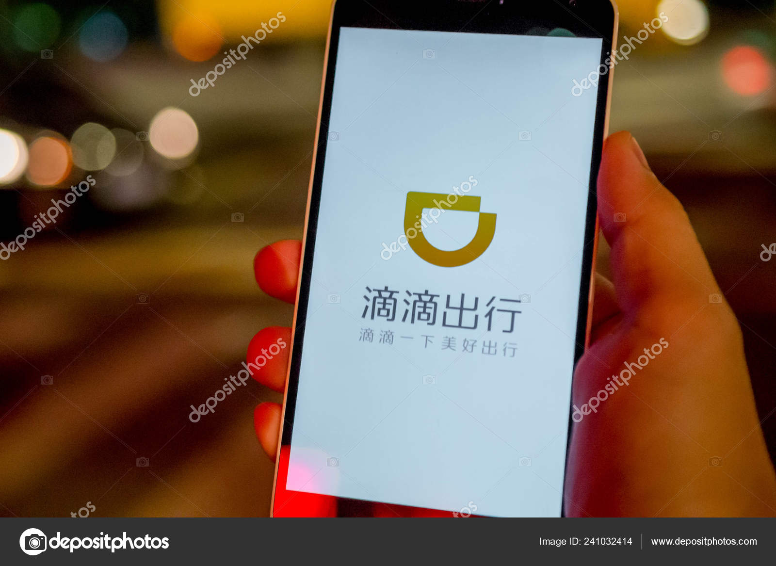 15年9月17日在中国中国南方广东省广州市一名男子在他的智能手机上展示出租车打车应用程序didi Dache 图库社论照片 C Chinaimages