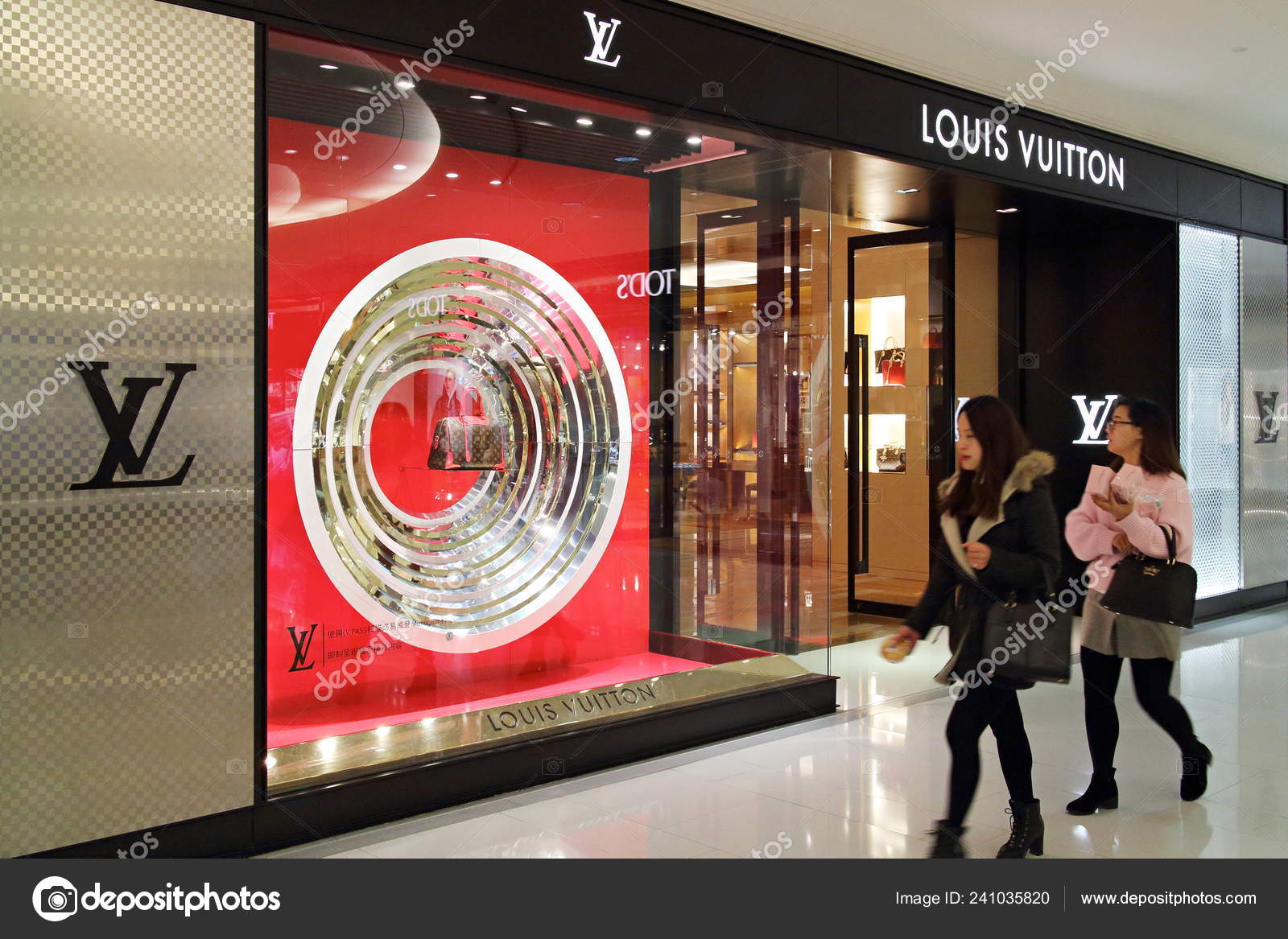 Customers Walk Louis Vuitton Boutique Shopping Mall Fuzhou City
