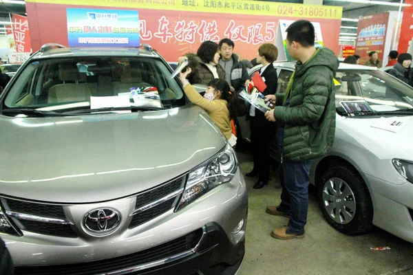 Los Visitantes Observan Los Automóviles Toyota Exhibición Durante Una Exposición — Foto de Stock