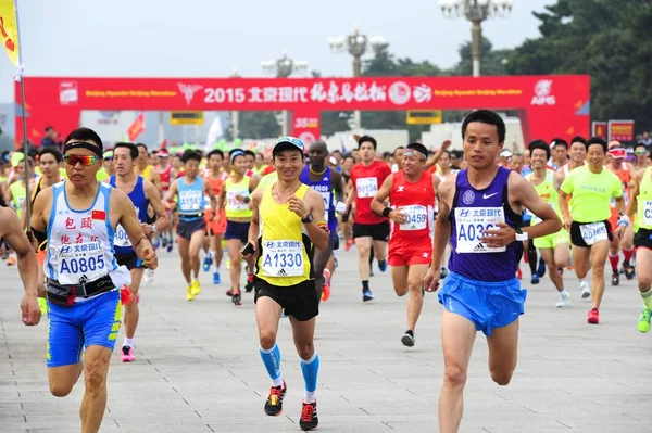 Participantes Chineses Estrangeiros Correm Durante Maratona Internacional Pequim 2015 Pequim — Fotografia de Stock