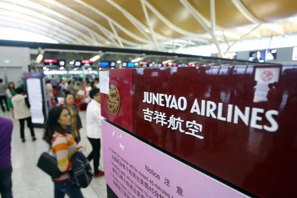 Passagiers Lopen Langs Loketten Van Juneyao Airlines Shanghai Pudong International — Stockfoto