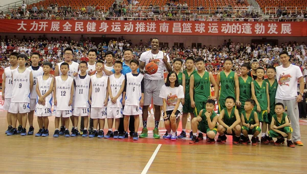 Nba スターのドワイトハ ワード センター 2015 日東中国江西省南昌市に彼の中国のツアー中のバスケット ボール イベントで若い中国の男の子とポーズ — ストック写真