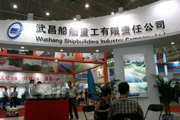 Människor Besöker Monter Wuchang Varvsindustrin Company Ltd Utställning Wuhan City — Stockfoto