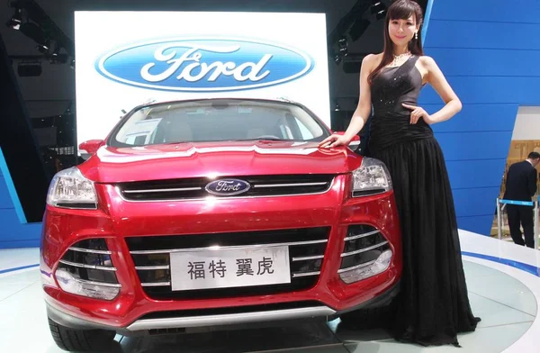 Model Stwarza Ford Kuga Podczas Wystawy Samochodów Mieście Zhengzhou Centralnej — Zdjęcie stockowe