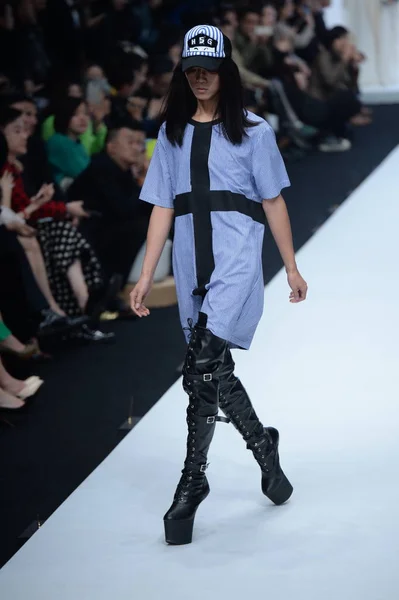 Mannequin Présente Une Nouvelle Création Défilé Sheguang Lors Fashion Week — Photo