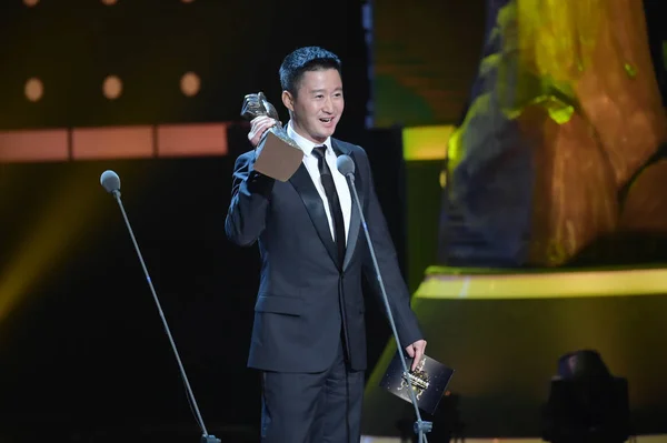 中国俳優ウージンを保持彼のトロフィー賞授賞式でのジャッキーちゃんアクション映画週間ガラ ナイト 上海国際映画祭 上海に 2015 — ストック写真