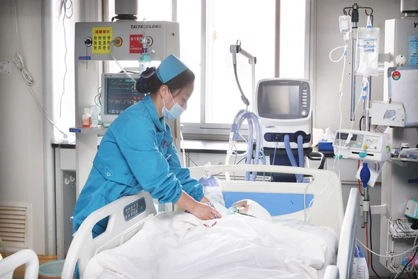Une Infirmière Prend Soin Han Han Après Une Intervention Chirurgicale — Photo