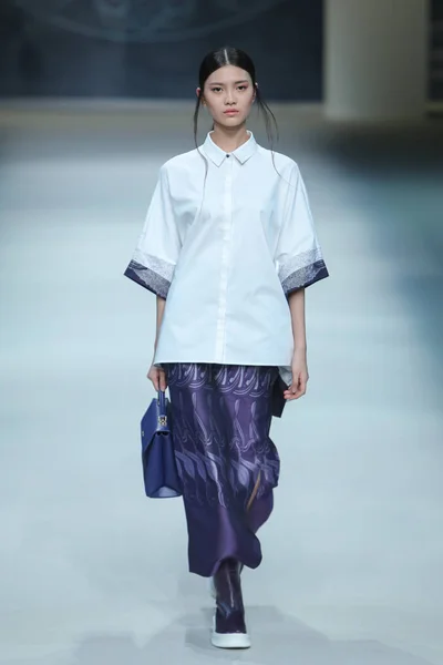 Модель Демонстрирует Новое Творение Модном Показе Asahi Kasei Время Недели — стоковое фото