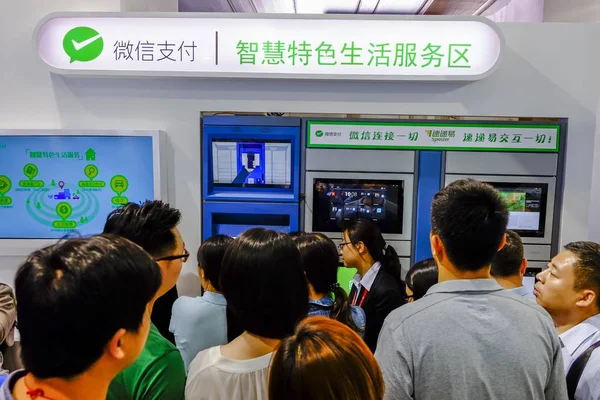 Visitors Crowd Stand Wechat Payment Messaging App Weixin Wechat Tencent — Stock Photo, Image