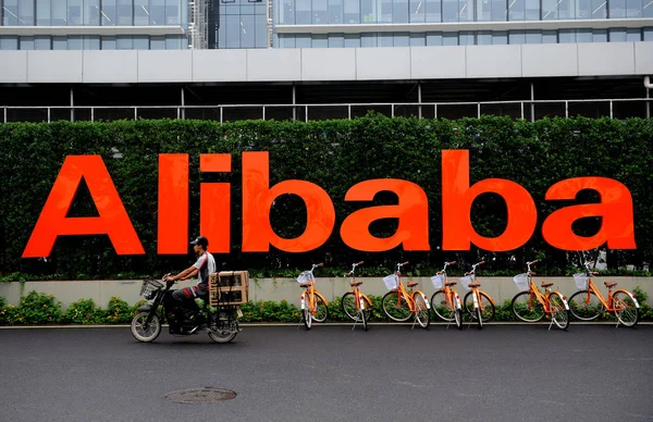 Deliveryman Express Rides Signboard Headquarters Alibaba Group Hangzhou City East — Stock Photo, Image