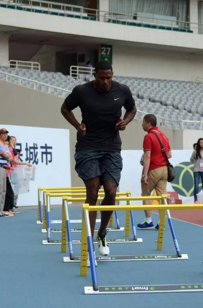 American Hurdler David Oliver Treina Durante Uma Sessão Treinamento Antes — Fotografia de Stock