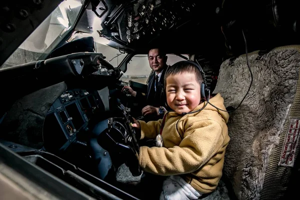 Xiao Feng Niño Sin Piernas Cuatro Años Edad Posa Con —  Fotos de Stock