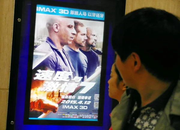 Les Spectateurs Passent Devant Une Affiche Film Furious Dans Cinéma — Photo