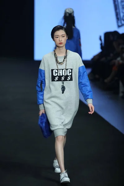 Modelo Exibe Uma Nova Criação Designer Moda Chinês Wei Chao — Fotografia de Stock