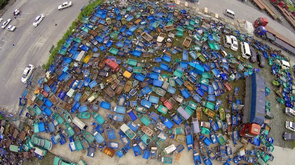 2015年6月4日 中国东部浙江省杭州市一个垃圾场被没收或报废三轮车的鸟图 — 图库照片