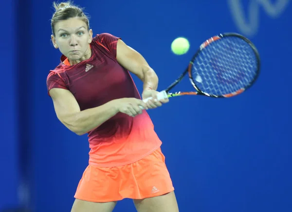 Simona Halep Aus Rumänien Gibt Anastasia Pavlyuchenkova Aus Russland Ihrem — Stockfoto