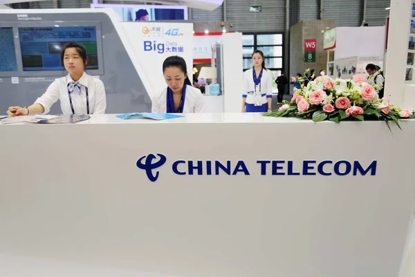 Funcionários Chineses São Vistos Stand China Telecom Durante Uma Exposição — Fotografia de Stock