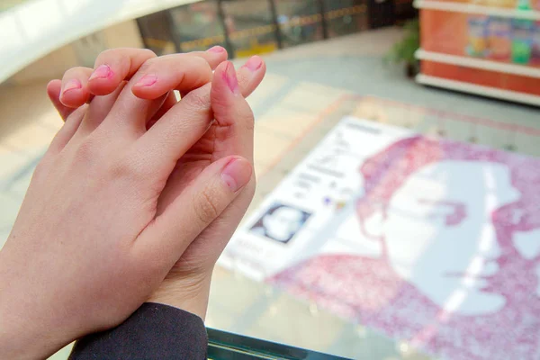 Uma Feminina Mostra Seus Dedos Pintados Depois Completar Enorme Quadro — Fotografia de Stock