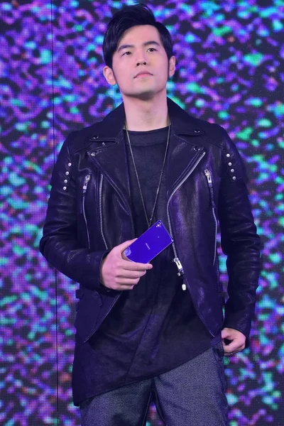 Ταϊβανικό Τραγουδιστή Jay Chou Ποζάρει Ένα Sony Xperia Premium Smartphone — Φωτογραφία Αρχείου