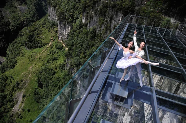 Bailarines Ballet Bailan Plataforma Observación Vidrio Más Grande Asia Acantilado — Foto de Stock