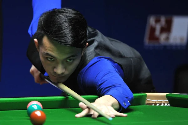 Fang Xiongman Chiny Gra Strzał Przeciwko Stuart Bingham Anglii Podczas — Zdjęcie stockowe