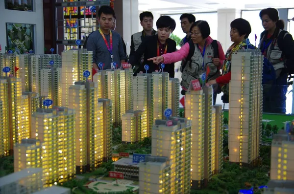 2015年5月10日 在中国东部山东省日照市举行的房地产博览会上 中国购房者查看了一个住宅项目的住房模型 — 图库照片