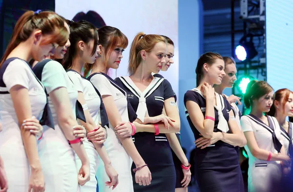 Showgirls Posieren Stand Von Chukong Games Während Der China Digital — Stockfoto