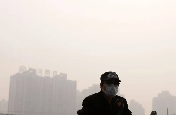 Ciclista Che Indossa Una Maschera Viso Cavalca Una Strada Smog — Foto Stock