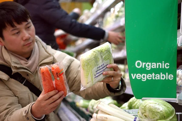 Chinese Customers Shop Organic Vegetables Tesco Supermarket Shanghai China January — Stock Photo, Image