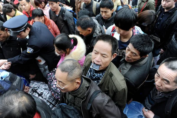 Dav Čínských Migrujících Pracovníků Dalších Cestujících Roj Vlakového Nádraží Guangzhou — Stock fotografie