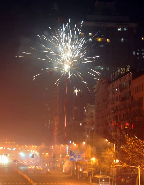 Feuerwerk Explodiert Über Einem Wohngebiet Anlässlich Eines Frühlingsfestes Zur Feier — Stockfoto
