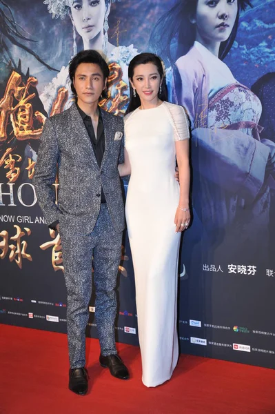 Atriz Chinesa Bingbing Direita Ator Chen Kun Posam Tapete Vermelho — Fotografia de Stock