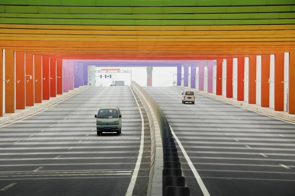 Carros Passam Sob Vigas Coloridas Primeiro Túnel Arco Íris China — Fotografia de Stock