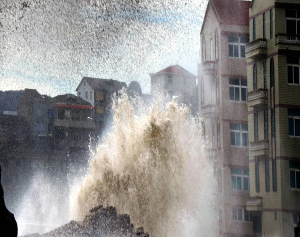 Ondas Maciças Causadas Pela Aproximação Tufão Chan Hom Atingiram Litoral — Fotografia de Stock