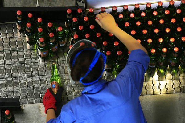 Ein Chinesischer Arbeiter Kontrolliert Bier Einer Produktionslinie Einer Brauerei Der — Stockfoto