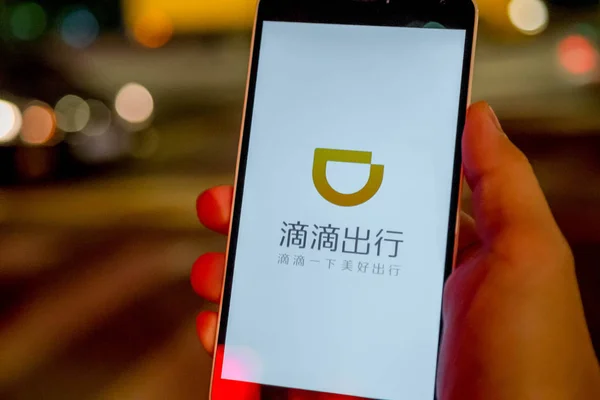 Hombre Muestra Aplicación Taxis Didi Dache Teléfono Inteligente Ciudad Guangzhou — Foto de Stock