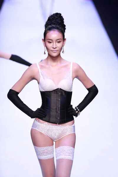 Modelo Muestra Una Nueva Creación Desfile Moda Marca Lencería China —  Fotos de Stock