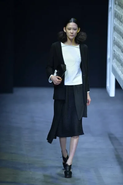 Mannequin Présente Une Nouvelle Création Créateur Mode Chinois Jin Défilé — Photo