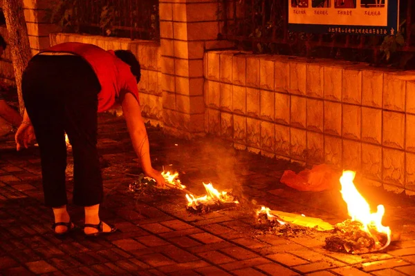 Local Chinese Resident Burns Joss Paper Money Mourn Her Relatives — Stock Photo, Image