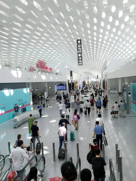 Passagiers Lopen Terminal Van Shenzhen Baoan International Airport Shenzhen Stad — Stockfoto