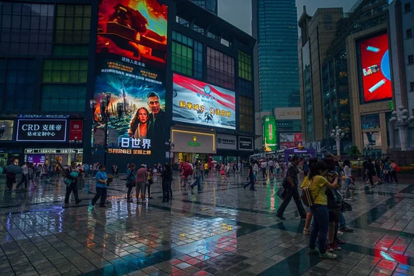 Chodci Procházku Jiefangbei Cbd Také Známý Jako Jiefangbei Obchodní Ulice — Stock fotografie