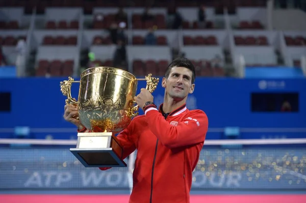 Ganador Novak Djokovic Serbia Posa Con Trofeo Campeón Durante Una — Foto de Stock