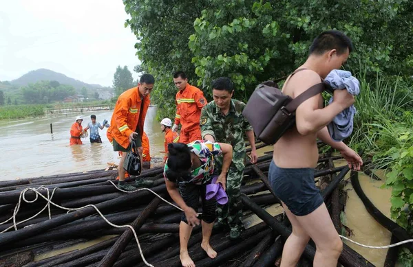 Kínai Tűzoltók Evakuálni Helyi Falusiak Elárasztott Területeken Okozta Heves Esőzések — Stock Fotó