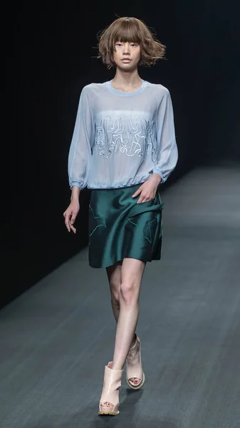 Model Displays New Creation Designer Taoray Wang Fashion Show Broadcast — Stock Photo, Image