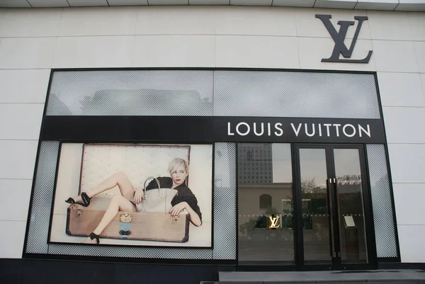 Вид Бутик Louis Vuitton Компании Lvmh Moet Louis Vuitton Городе — стоковое фото