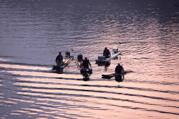 2011년 11월 15일 자치구 양수오 강에서 어부들이 대나무 뗏목을 낚시하고 — 스톡 사진