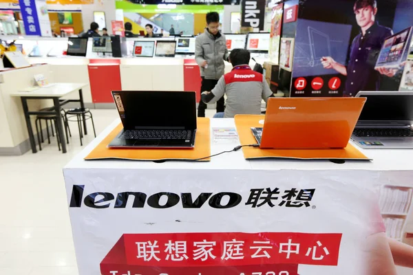 レノボのデスクトップとラップトップコンピュータは 2014年12月26日に店で販売されています — ストック写真