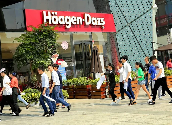 Pedestrians Walk Haagen Dazs Ice Cream Store Guangzhou City South — Stock Photo, Image