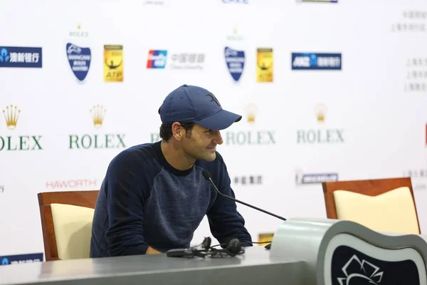 Roger Federer Aus Der Schweiz Lächelt Bei Einer Pressekonferenz Nach — Stockfoto